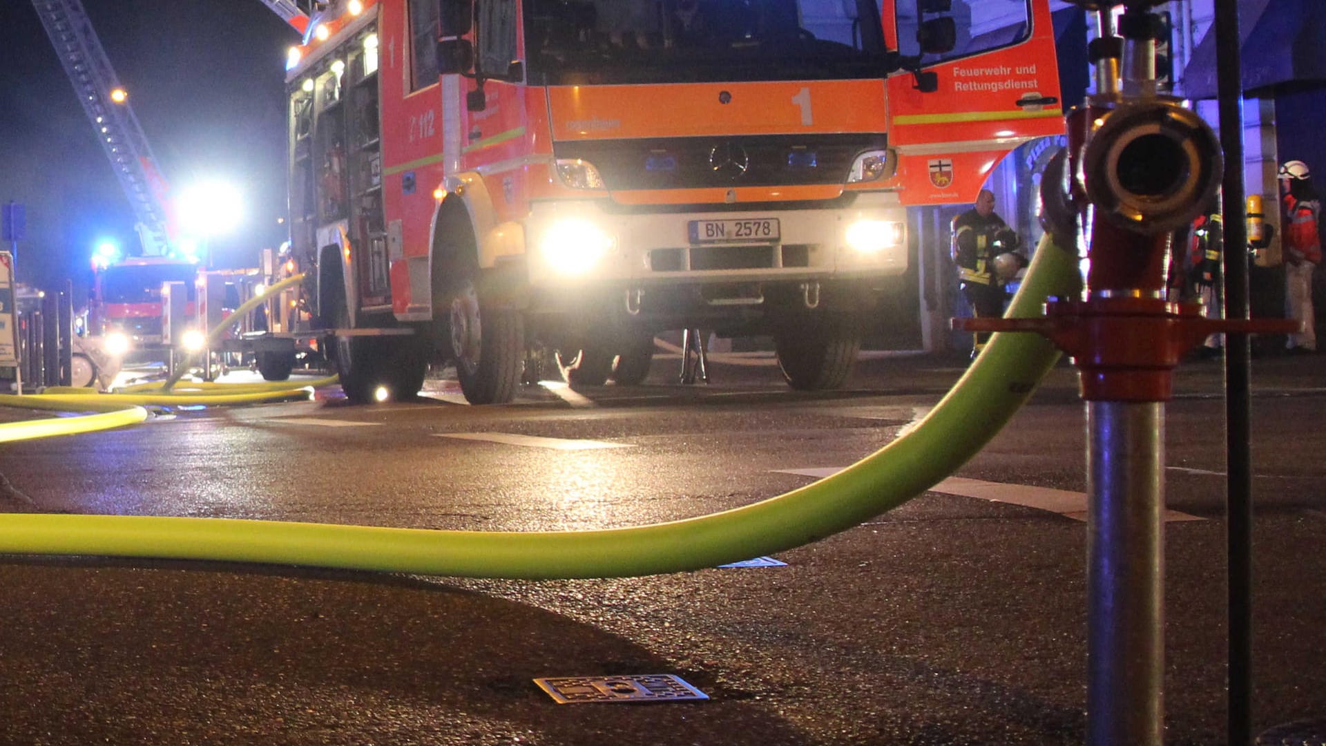 Mehrere Feuerwehrwagen im Einsatz: In einem Bonner Wohnhaus hat es gebrannt. Mehrere Feuerwehrwagen im Einsatz: In einem Bonner Wohnhaus hat es gebrannt.