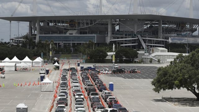 Autos stehen vor einer Corona-Teststation in Florida Schlange.