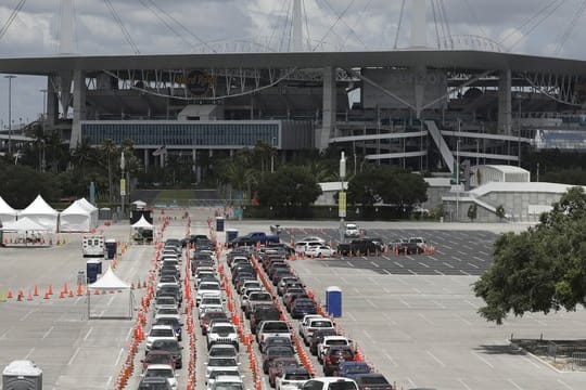 Autos stehen vor einer Corona-Teststation in Florida Schlange.