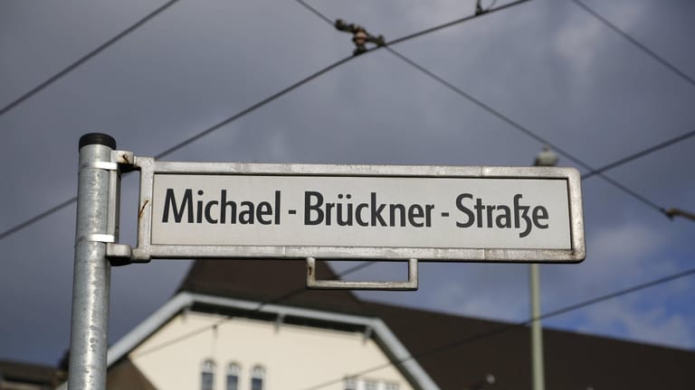 Auf einem Straßenschild steht "Michael-Brückner-Straße": In der kreuzenden Spreestraße ist ein Hund angefahren worden.