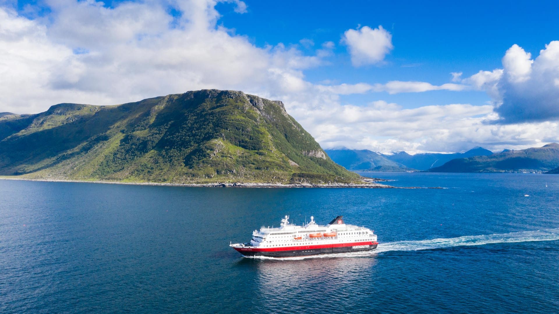 Ein Schiff der Hurtigruten-Flotte: Die Postschiffe zählen zu den ersten, die ihre Routen nach dem Corona-Lockdown wieder aufnehmen.