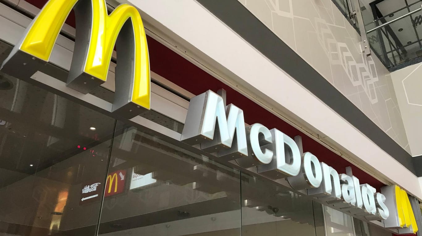 Das bekannte McDonalds-Logo (Symbolbild): In einem Mainzer Schnellrestaurant hat ein Mann Geld gefordert und eine Mitarbeiterin angeschossen.