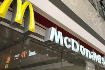 Das bekannte McDonalds-Logo (Symbolbild): In einem Mainzer Schnellrestaurant hat ein Mann Geld gefordert und eine Mitarbeiterin angeschossen.