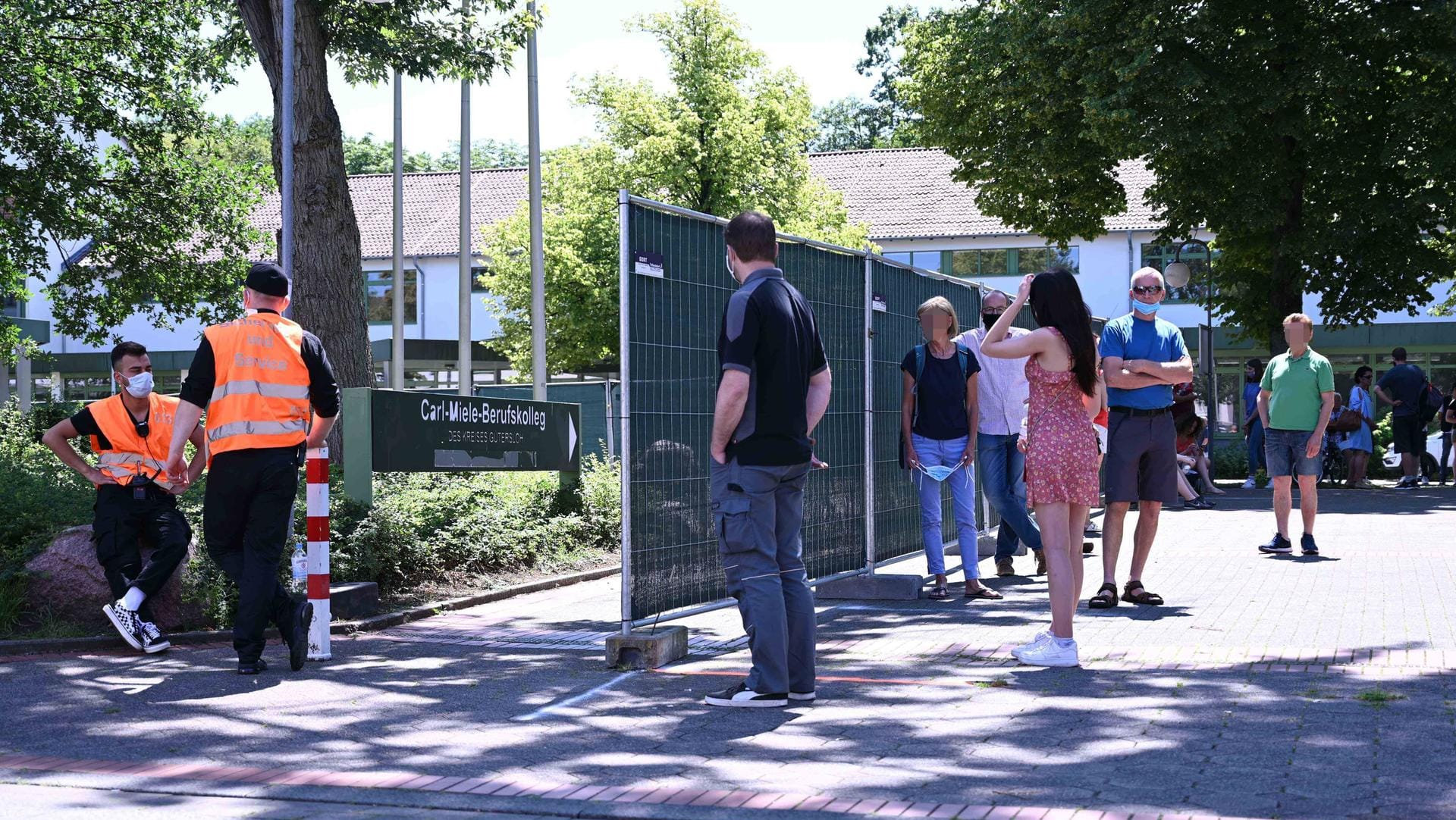 Schlange stehen für den Corona-Test: Bislang ist die Stimmung der Menschen im ersten regionalen Lockdown-Gebiet ruhig.