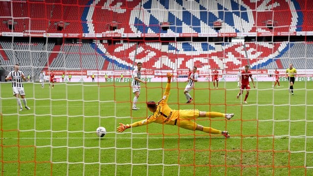 Fast schon ein gewohntes Bild in Zeiten von Corona: Bundesliga-Spiele vor leeren Rängen. Fast schon ein gewohntes Bild in Zeiten von Corona: Bundesliga-Spiele vor leeren Rängen.