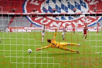 Fast schon ein gewohntes Bild in Zeiten von Corona: Bundesliga-Spiele vor leeren Rängen.