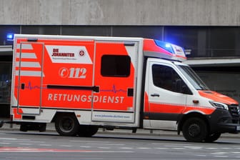 Wagen des Rettungsdienstes: Sanitäter versuchten das Baby in Herne zu retten. Doch es starb wenig später im Krankenhaus. (Symbolbild)