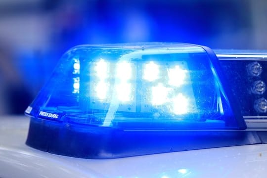 Ein Polizist ist in Apolda von einem Autofahrer schwer verletzt worden.