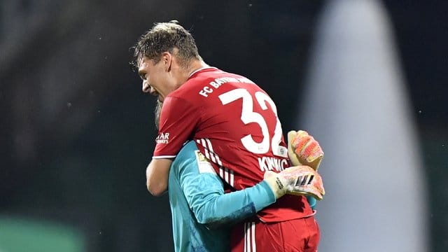 Bayerns Torhüter Manuel Neuer und Joshua Kimmich (r) freuen sich schon jetzt auf die Meisterschale.