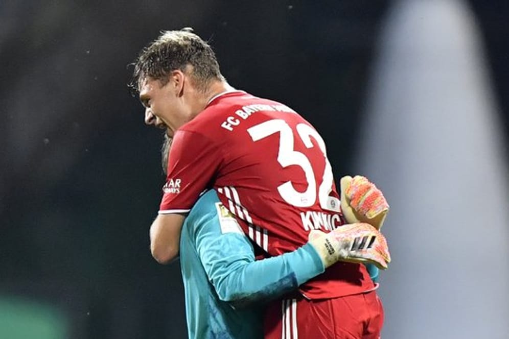 Bayerns Torhüter Manuel Neuer und Joshua Kimmich (r) freuen sich schon jetzt auf die Meisterschale.