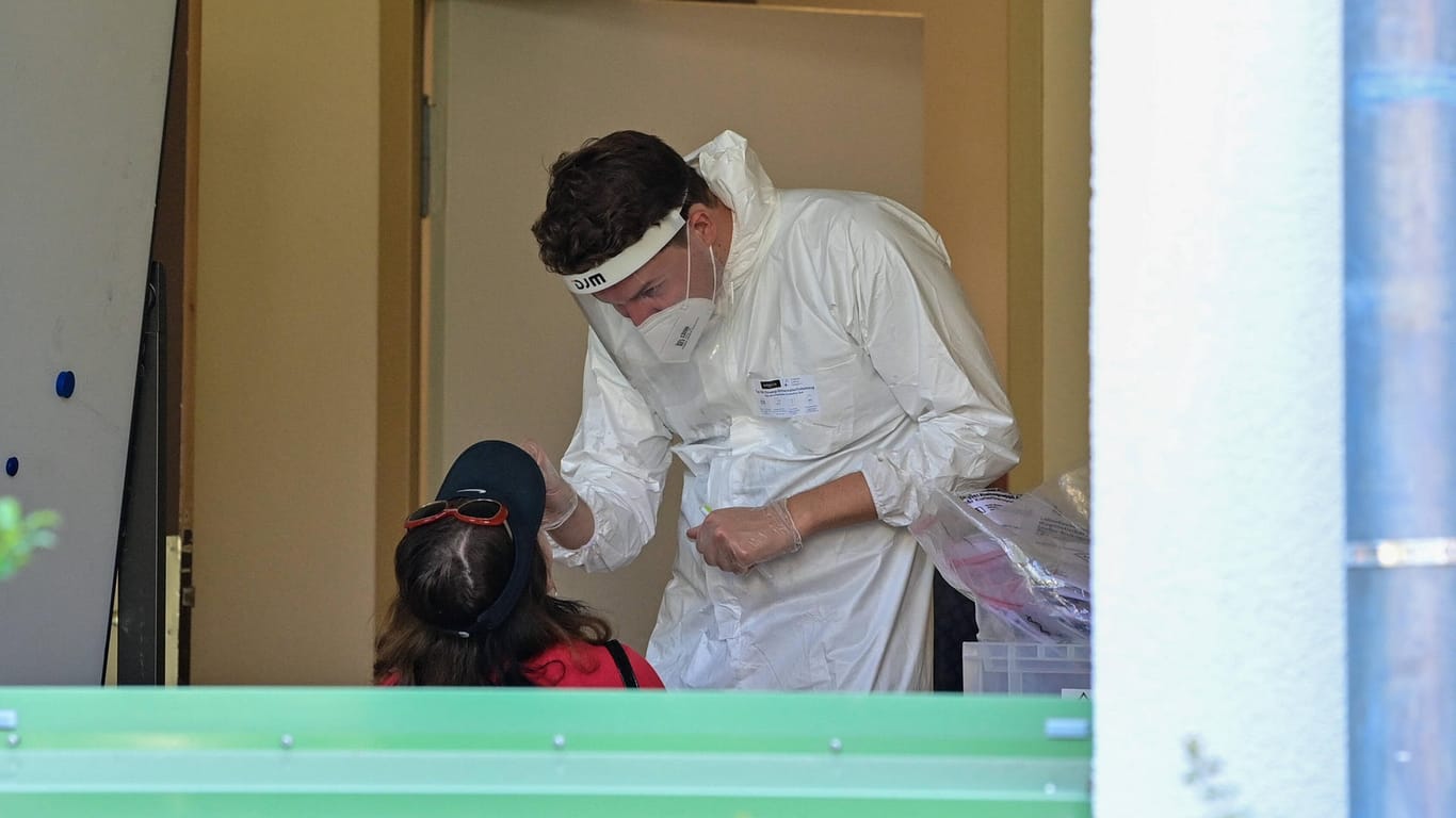 Wegen des Coronavirus-Ausbruchs in der Fleischfabrik Tönnies lassen sich viele Bürger der Umgebung testen.