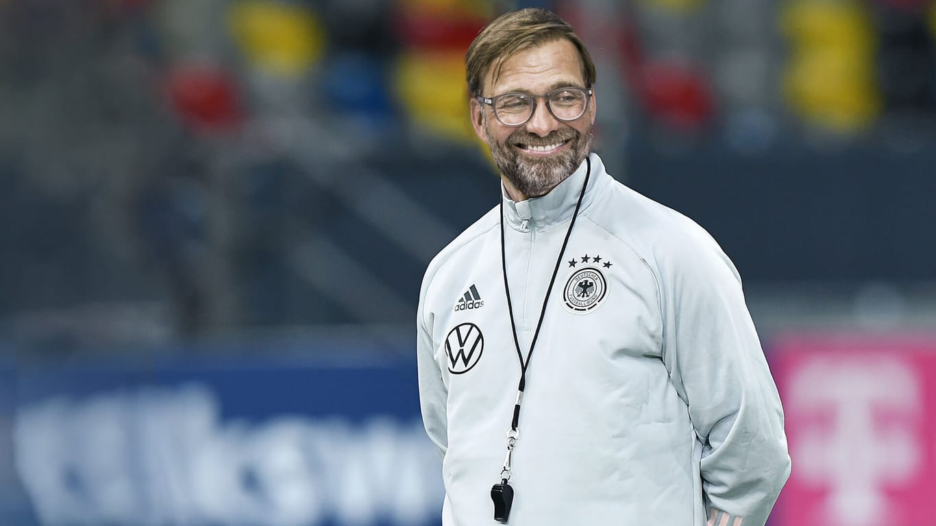 Jürgen Klopp: Der Liverpool-Trainer wird immer wieder als zukünftiger Nachfolger von Joachim Löw als Nationaltrainer gehandelt (Fotomontage).