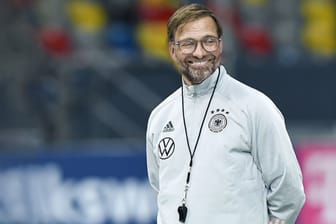 Jürgen Klopp: Der Liverpool-Trainer wird immer wieder als zukünftiger Nachfolger von Joachim Löw als Nationaltrainer gehandelt (Fotomontage).