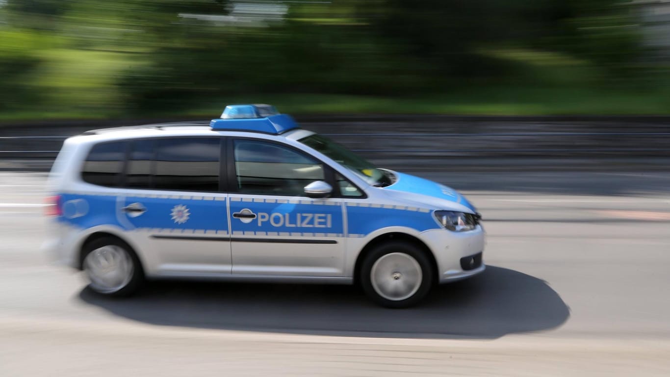 Polizeiwagen im Einsatz: Während einer Zugfahrt in Oberfranken ist eine Frau von ihrem Freund angegriffen worden.