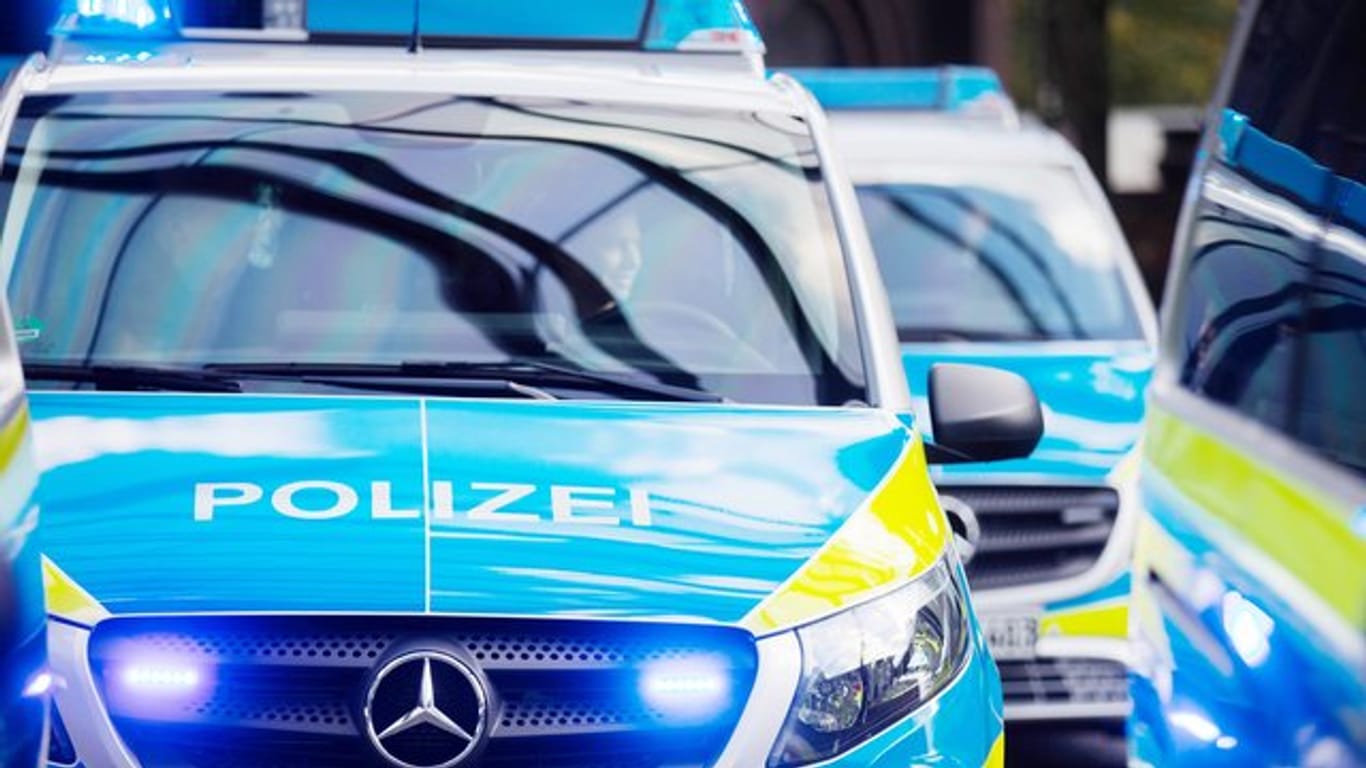 Mehrere Streifenwagen der Polizei stehen aufgereiht nebeneinander: In Hamburg haben mehrere Täter eine Bank ausgeraubt.