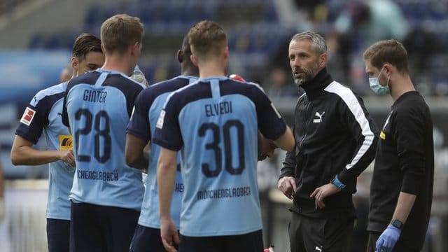 Ist mit Gladbach auf Kurs Königsklasse: Borussia-Coach Marco Rose (r). Ist mit Gladbach auf Kurs Königsklasse: Borussia-Coach Marco Rose (r).