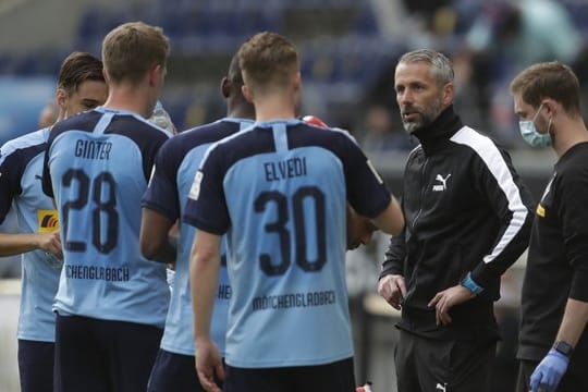 Ist mit Gladbach auf Kurs Königsklasse: Borussia-Coach Marco Rose (r).