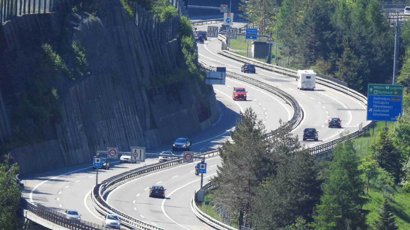 Autobahn in der Schweiz: Ein Mann frisierte sich während der Fahrt und muss dafür nun eine Strafe zahlen.