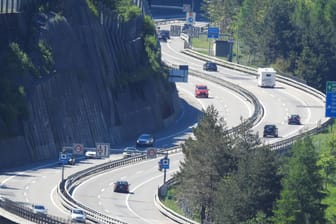 Autobahn in der Schweiz: Ein Mann frisierte sich während der Fahrt und muss dafür nun eine Strafe zahlen.