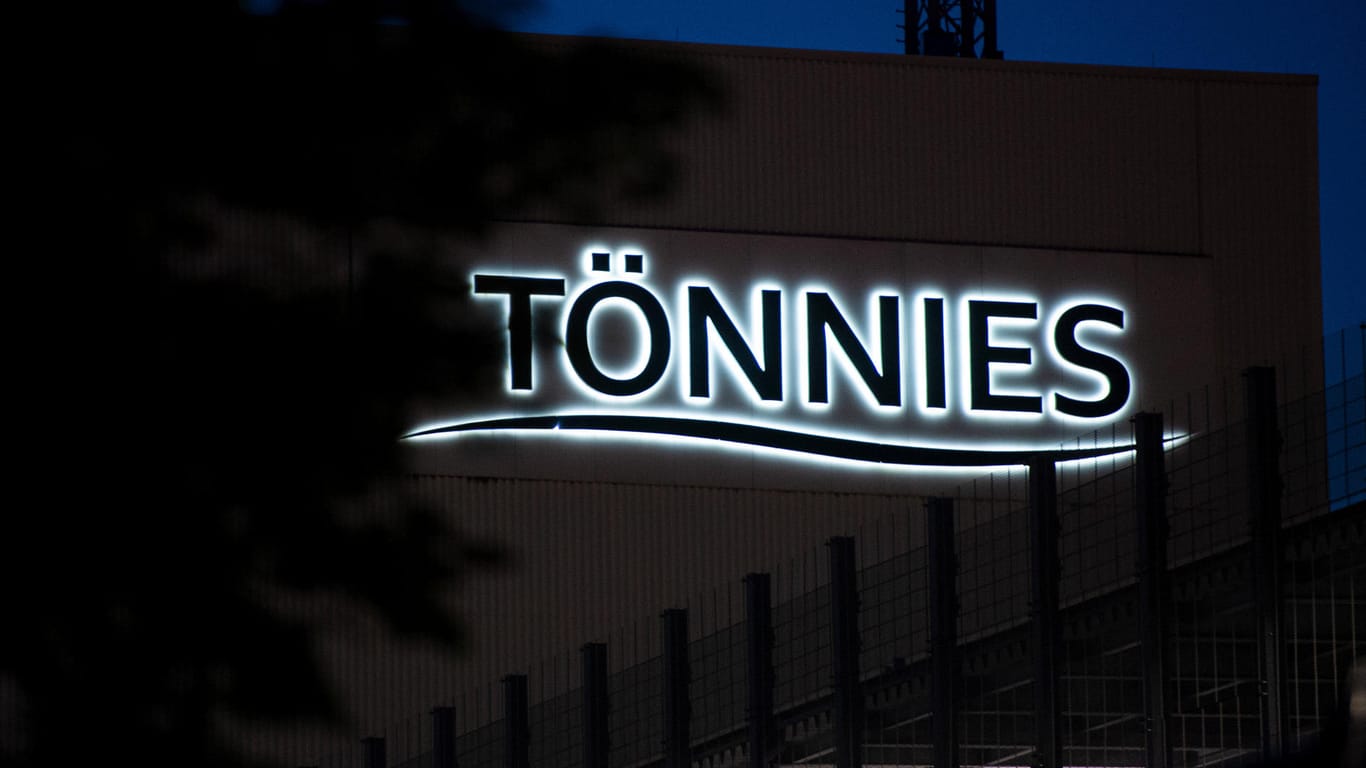 Ein leuchtendes Tönnies-Schild an der Fleischfabrik: Mitarbeiter, die in Bielefeld wohnen, dürften in Einzelfällen trotz Quarantäne-Anordnung zum arbeiten dorthin fahren.