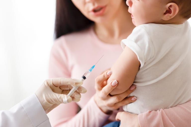 Impfung eines Babys (Symbolbild): Die neue Maßnahme soll den Impfplan vereinfachen.