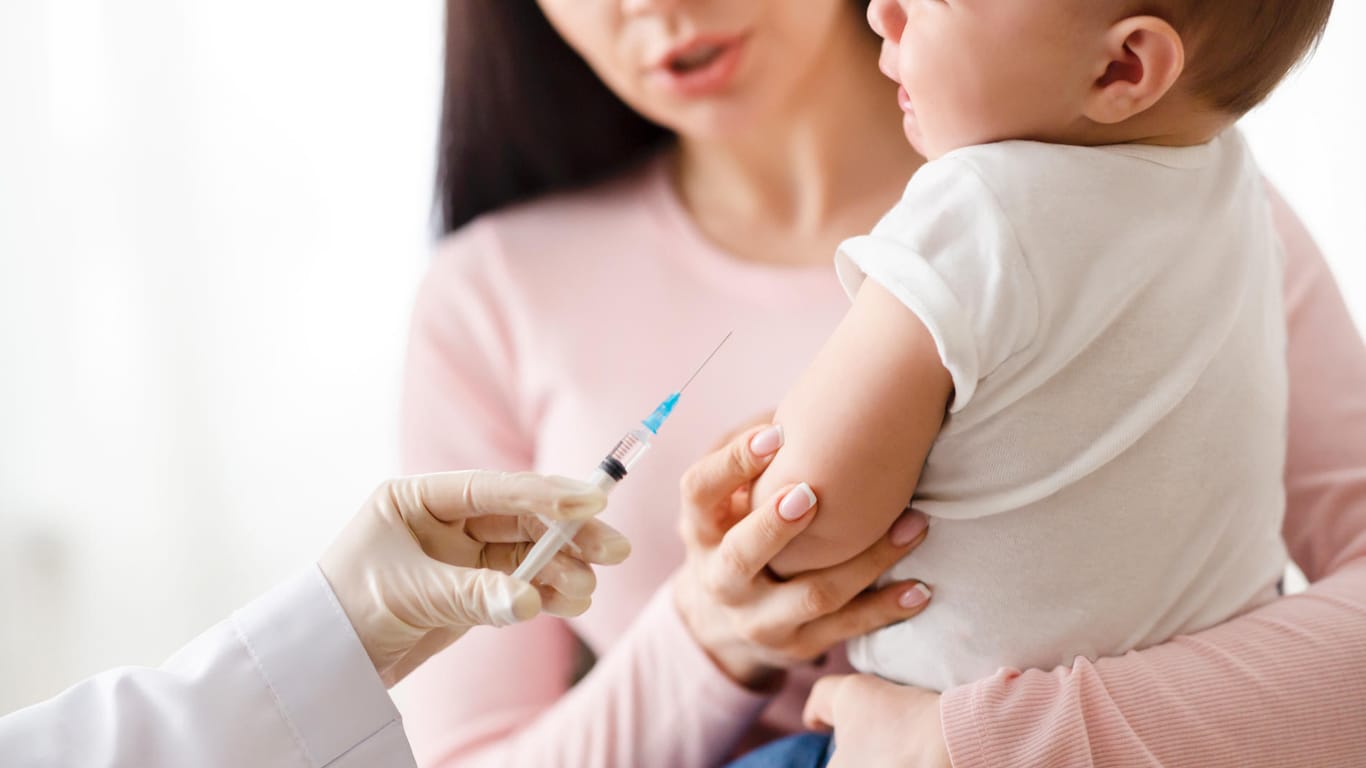 Impfung eines Babys (Symbolbild): Die neue Maßnahme soll den Impfplan vereinfachen.
