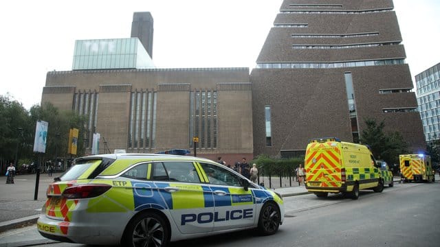 Einsatzwagen stehen nach der Tat im August 2019 vor der Tate Modern in London. Einsatzwagen stehen nach der Tat im August 2019 vor der Tate Modern in London.
