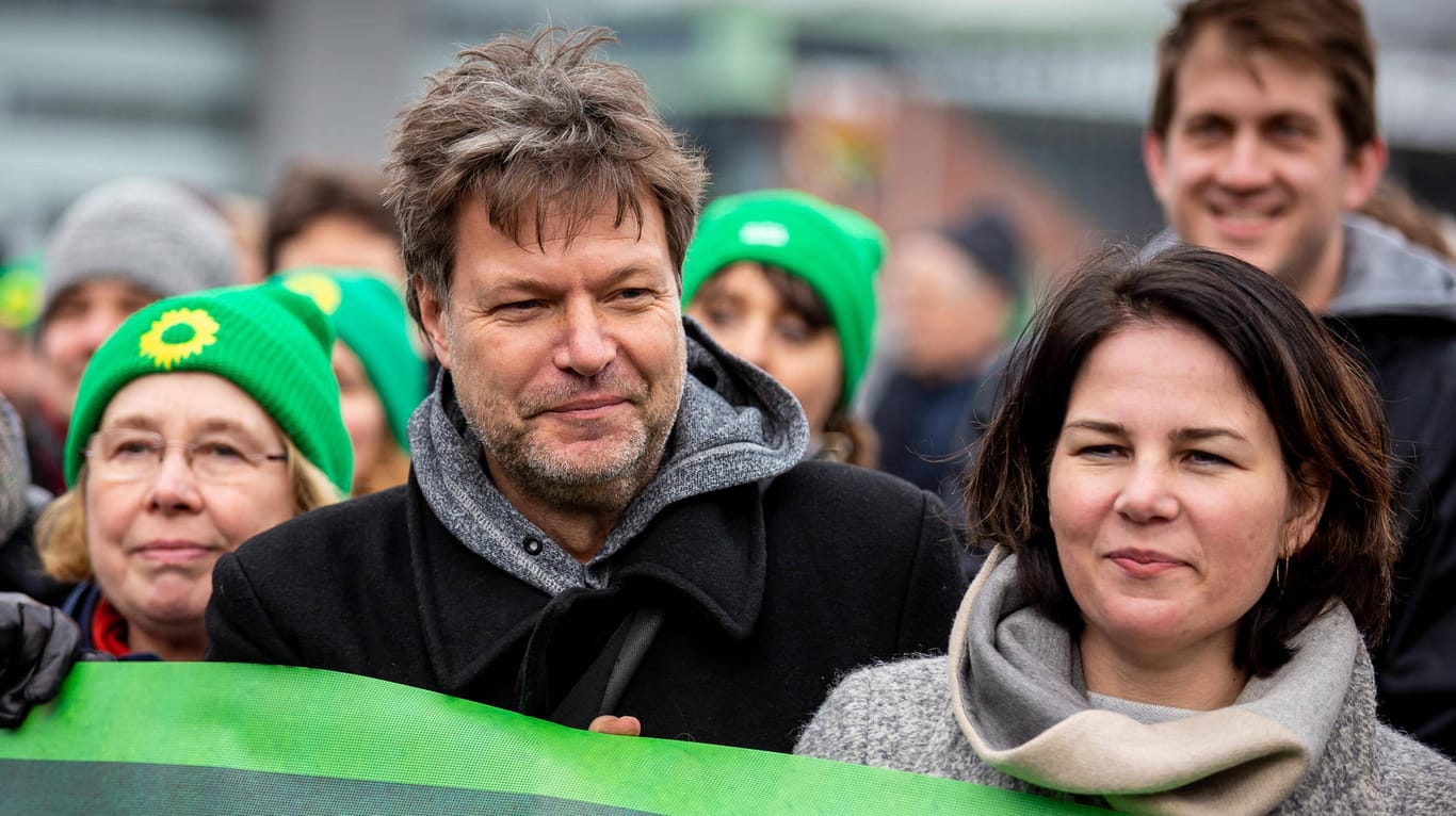 Habeck (l.) und Baerbock im Februar auf einer Demonstration: Die beiden Parteichefs der Grünen haben ein neues Grundsatzprogramm entworfen.