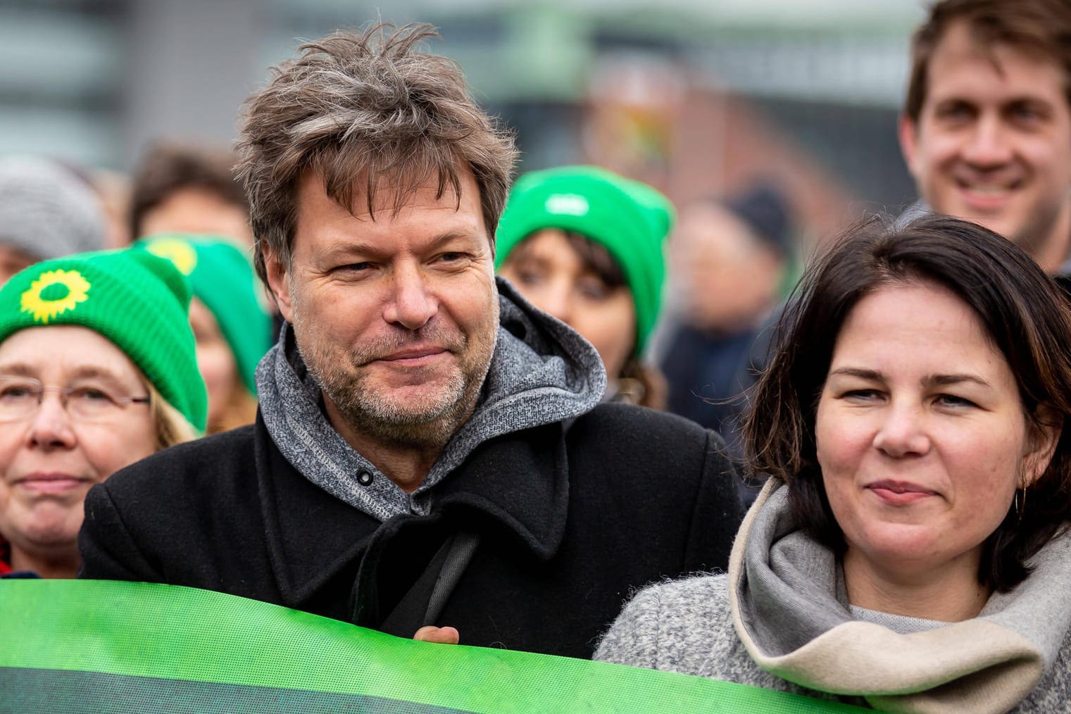 Habeck (l.) und Baerbock im Februar auf einer Demonstration: Die beiden Parteichefs der Grünen haben ein neues Grundsatzprogramm entworfen.