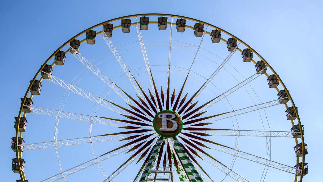 Das Riesenrad im Pop-Up-Freizeitpark "Düsselland" auf dem Messe Gelände: Trotz Corona-Krise kann hier ein wenig Kirmes-Stimmung aufkommen.