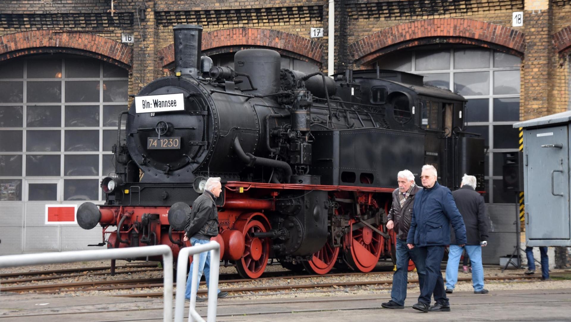 Eine Dampflok steht vor dem Bahnbetriebswerk Berlin-Schöneweide: Das Gebäude soll nun Begegnungsort für die Nachbarschaft werden.