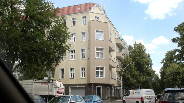 Ein unter Quarantäne stehendes Wohnhaus in Neukölln: Hier hatte es mehrere Corona-Fälle gegeben.