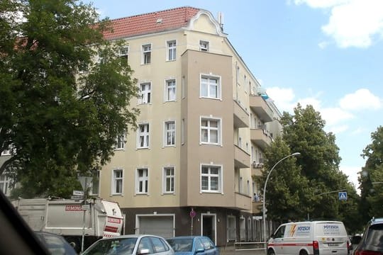 Ein unter Quarantäne stehendes Wohnhaus in Neukölln: Hier hatte es mehrere Corona-Fälle gegeben.