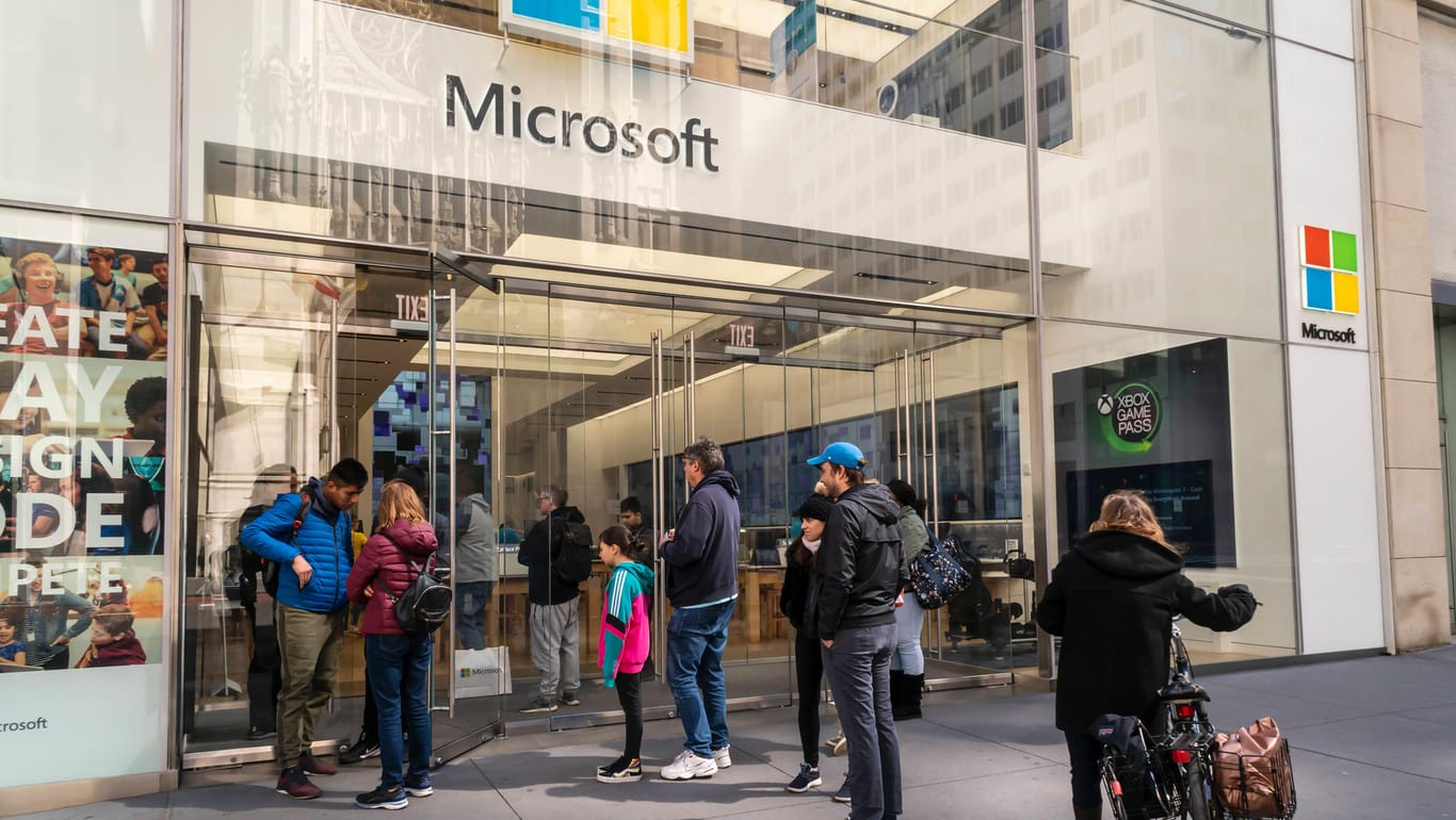 Menschen warten vor einem Microsoft-Store in New York: Der Konzern schließt fast alle seiner Läden.
