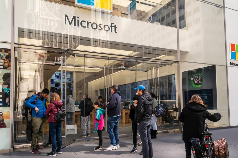 Menschen warten vor einem Microsoft-Store in New York: Der Konzern schließt fast alle seiner Läden.