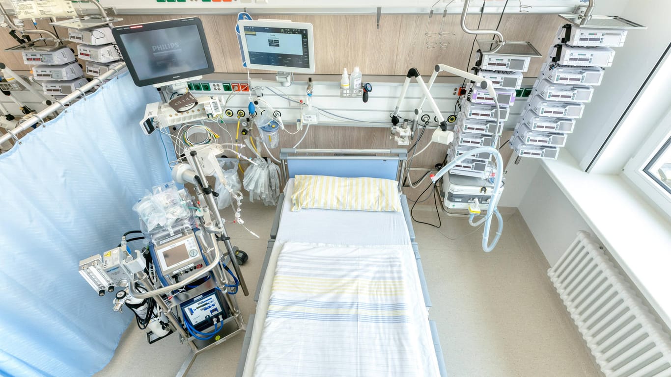 Intensivbett in einem Uniklinikum in Dresden: Die Kapazitäten für schwerkranke Corona-Patienten sind in Deutschland in der ersten Welle stark erhöht worden.