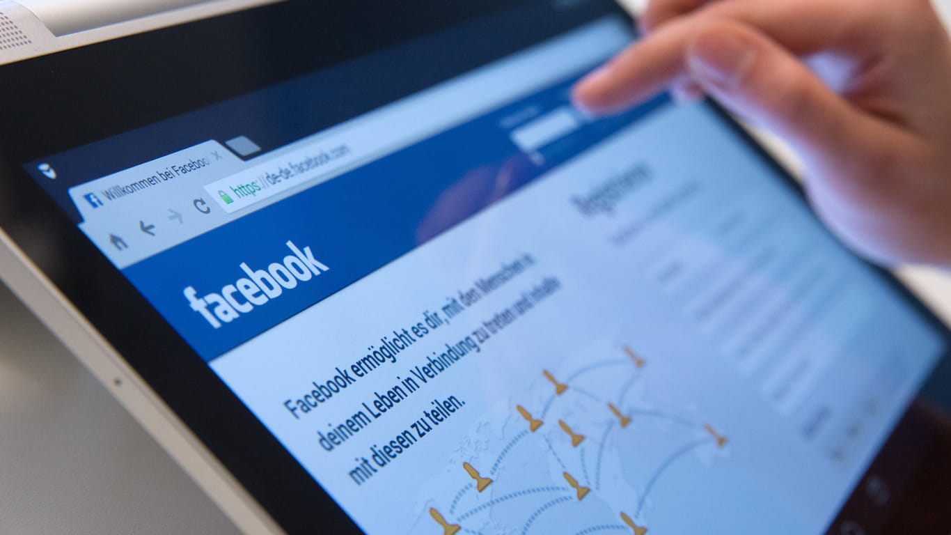 Facebook auf einem Tablet: Der Dienst informiert nun vor dem Teilen über Alter von Artikeln