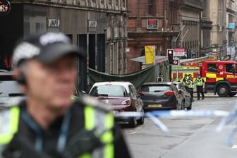 Ein Polizeibeamter an dem abgesperrten Tatort in Glasgow.