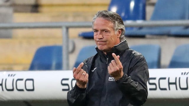 Betont die Wichtigkeit von Fairness: Arminia Bielefelds Trainer Uwe Neuhaus gibt Anweisungen. Betont die Wichtigkeit von Fairness: Arminia Bielefelds Trainer Uwe Neuhaus gibt Anweisungen.