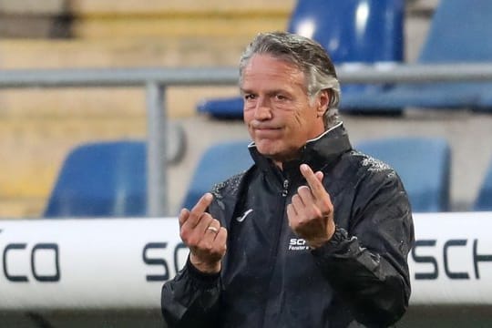 Betont die Wichtigkeit von Fairness: Arminia Bielefelds Trainer Uwe Neuhaus gibt Anweisungen.
