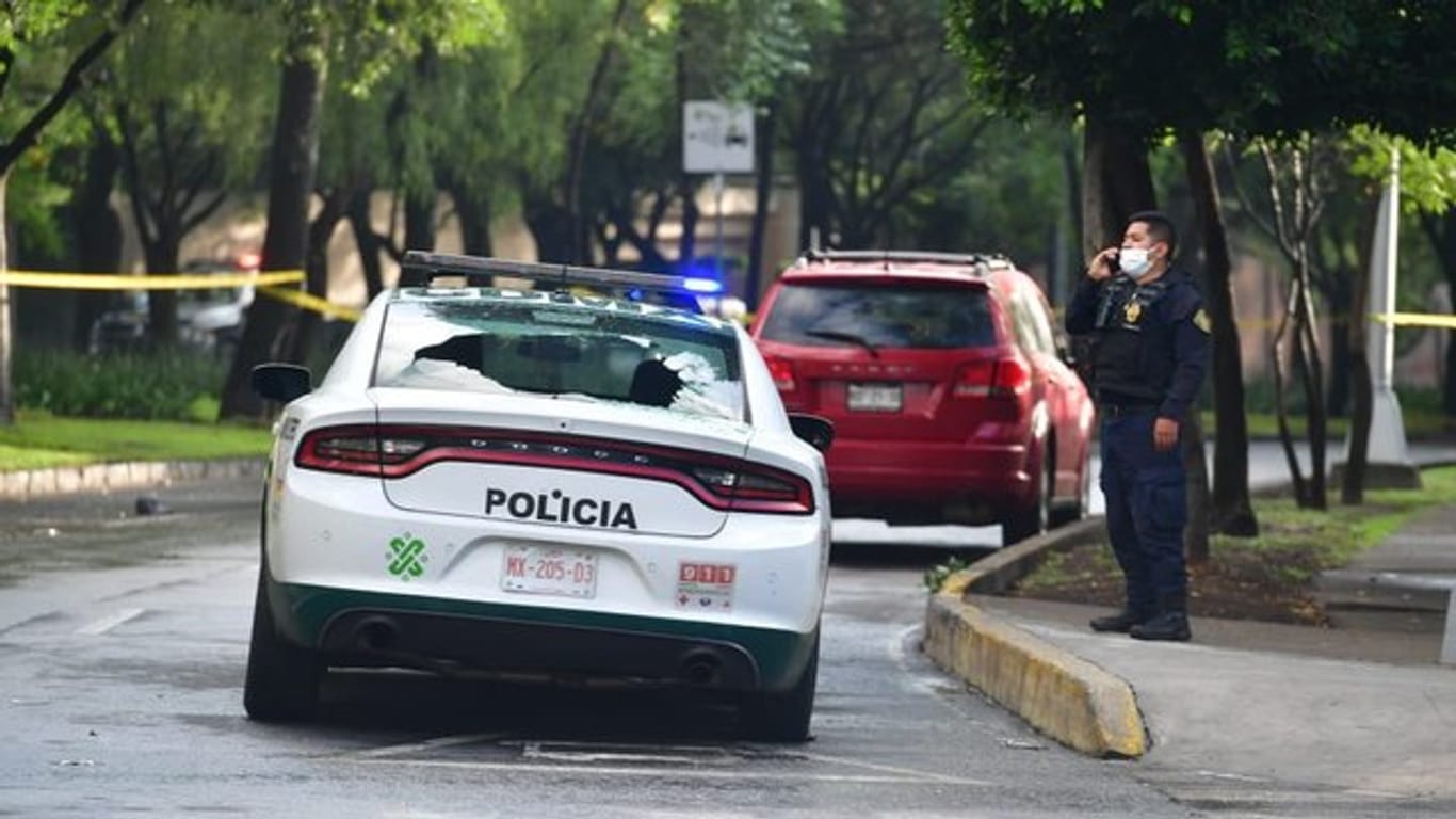 Ein Polizeiauto mit zerbrochenem Glas am Tatort in Mexiko-Stadt.