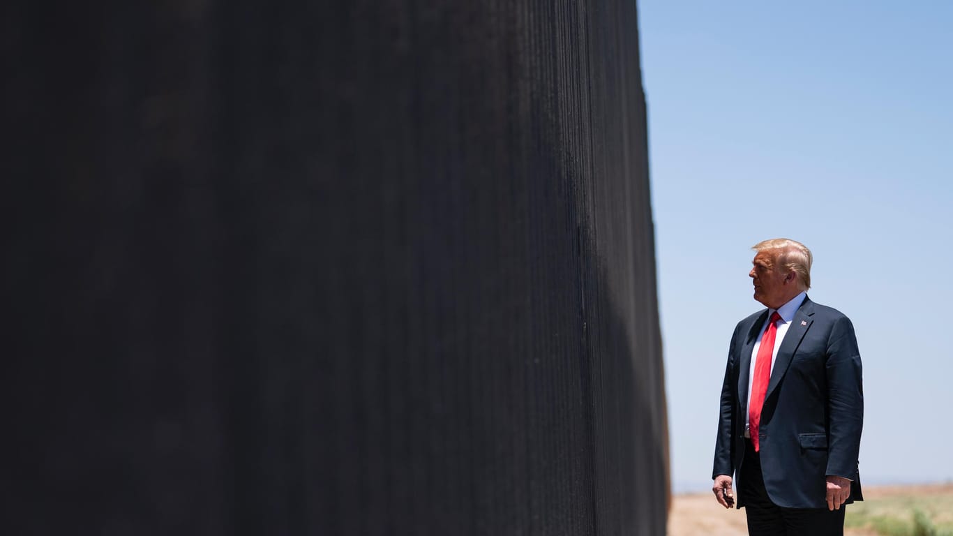 San Luis: Donald Trump steht vor der Grenzmauer. Der US-Präsident war für eine Veranstaltung in Yuma anlässlich der Fertigstellung der 200. Meile der Grenzmauer angereist.