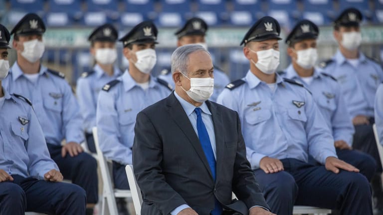 Benjamin Netanjahu: Der israelische Premier macht das leichtsinnige Verhalten einiger Bürger für den neuerlichen Ausbruch verantwortlich. Doch Experten sehen Versäumnisse der Regierung.