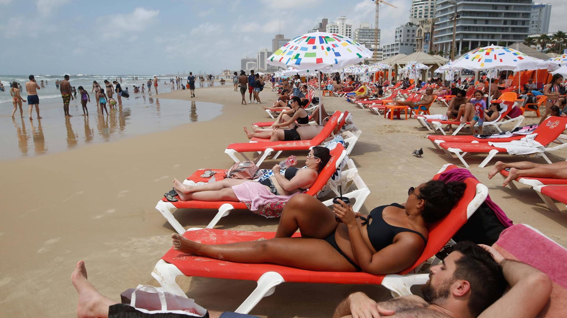 Strand in Tel Aviv: Seit dem Ende des Lockdowns floriert das Leben in der Metropole am Mittelmeer.