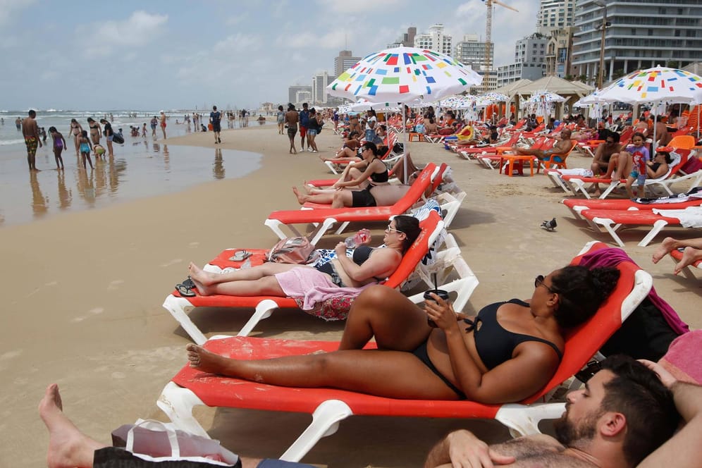 Strand in Tel Aviv: Seit dem Ende des Lockdowns floriert das Leben in der Metropole am Mittelmeer.