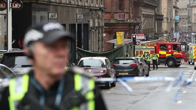 Ein Polizist am abgesperrten Tatort in Glasgow.