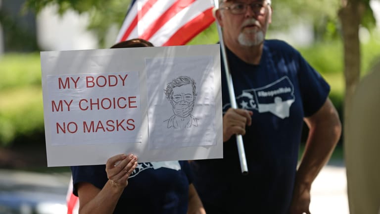 Protest gegen die Corona-Masken: 83 Prozent der Demokraten, aber nur 46 Prozent der Republikaner gaben an, regelmäßig eine Maske zu tragen.