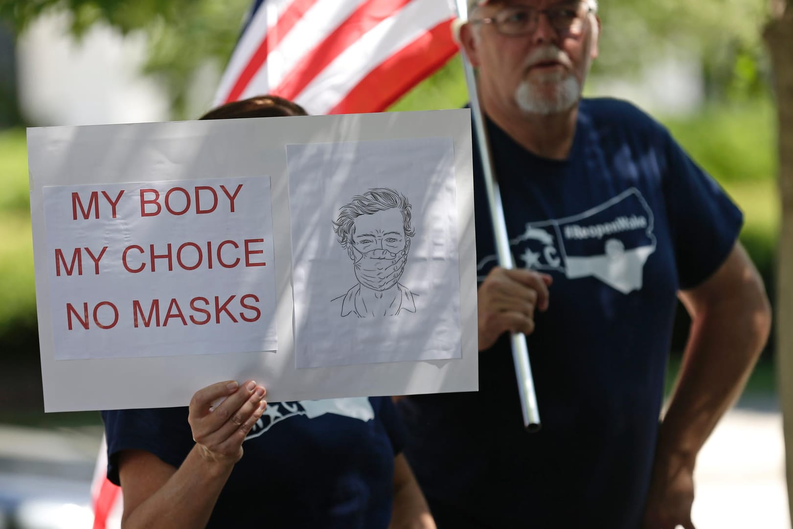 Protest gegen die Corona-Masken: 83 Prozent der Demokraten, aber nur 46 Prozent der Republikaner gaben an, regelmäßig eine Maske zu tragen.