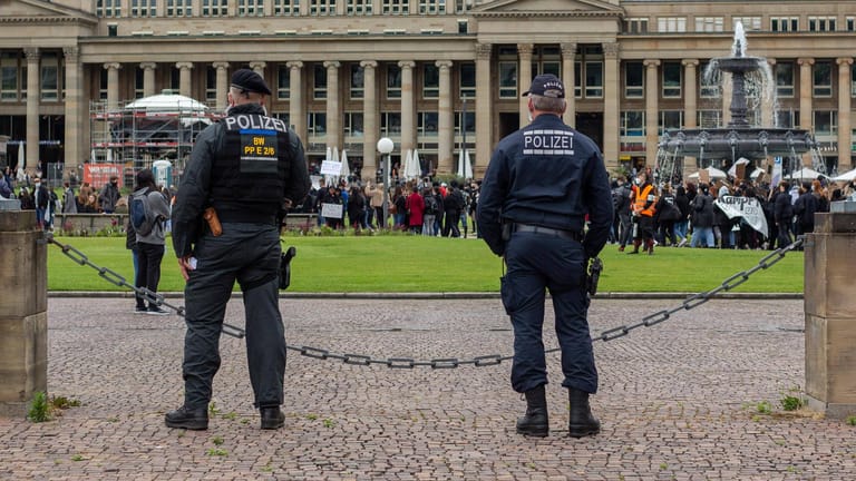 Stuttgart: Nach den Ausschreitungen und Plünderungen am vergangenen Wochenende waren nun mehrere hundert Polizisten in der Innenstadt im Einsatz (Symbolfoto).