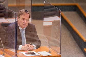NRW-Ministerpräsident Armin Laschet sitzt im Plenum des Düsseldorfer Landtags in einer Plexiglas-Box.